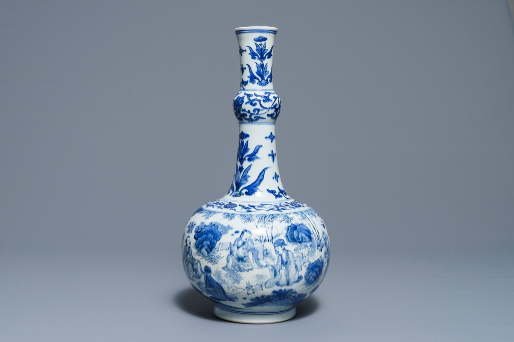 Un vase de forme bouteille en porcelaine de Chine bleu et blanc &agrave; d&eacute;cor figuratif, &eacute;poque Transition