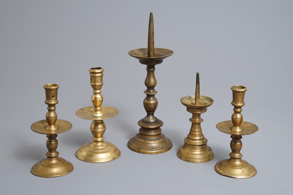 Vijf Vlaamse bronzen en koperen pen- en schijfkandelaars, 16/17e eeuw
