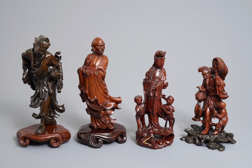 Vier diverse Chinese houten beelden, 19/20e eeuw