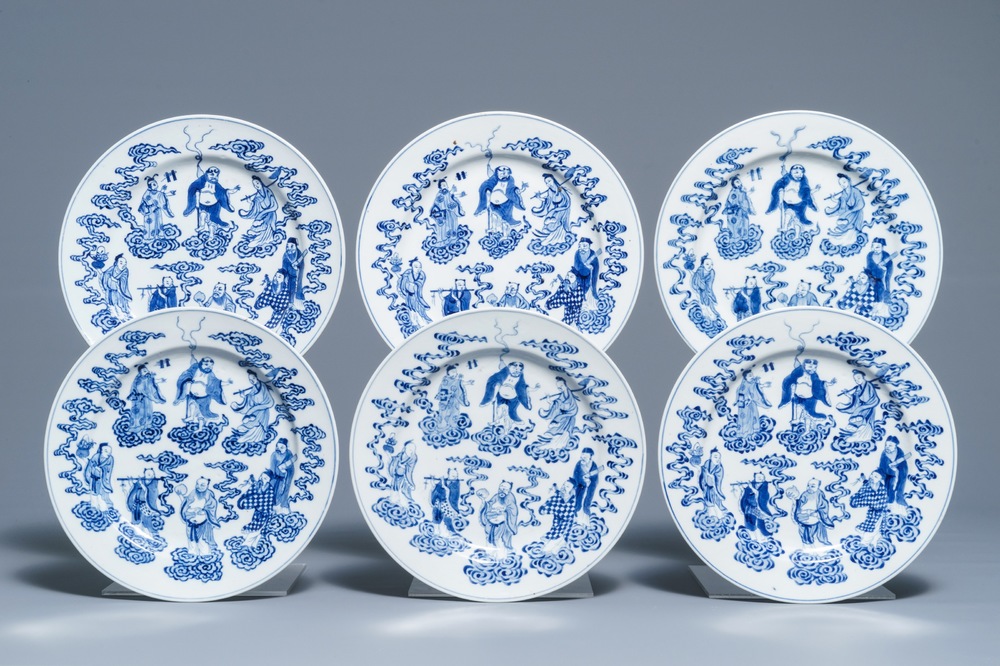 Six assiettes en porcelaine de Chine bleu et blanc &agrave; d&eacute;cor des 'Huit Immortels', marques de Xuande, 19&egrave;me