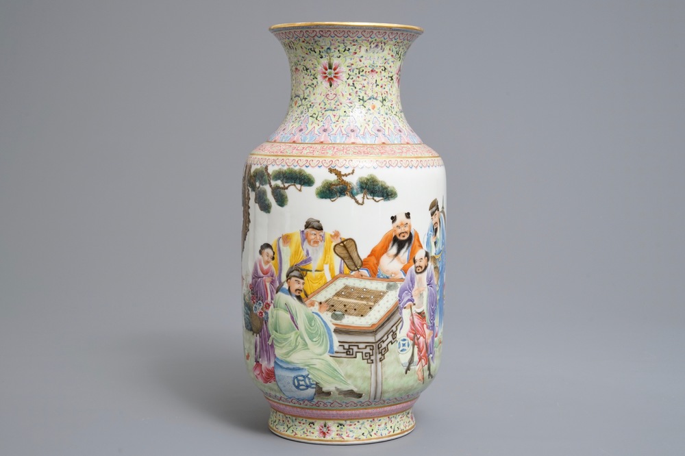 Un vase de forme lanterne en porcelaine de Chine famille rose, marque de Qianlong, R&eacute;publique, 20&egrave;me