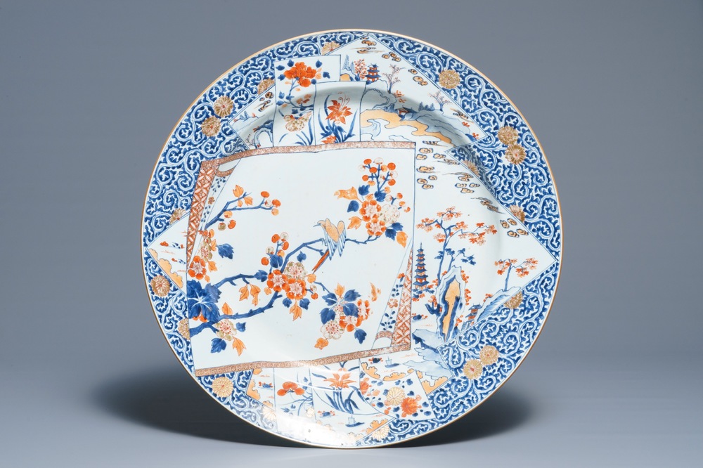 Un tr&egrave;s grand plat en porcelaine de Chine de style Imari, Kangxi