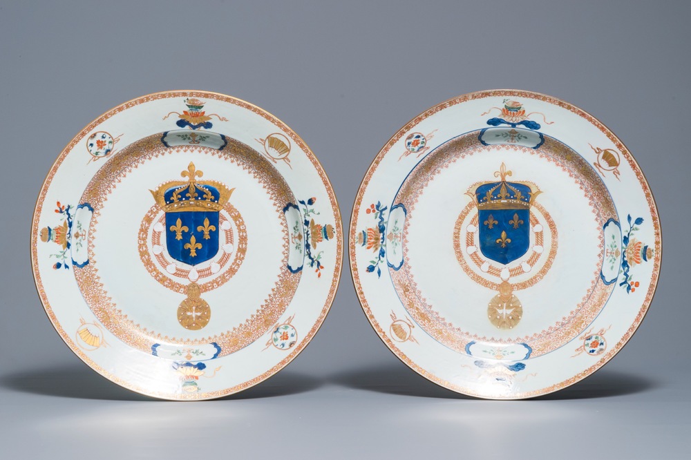 Une paire de grands plats en porcelaine de Chine du service du Roi de France Louis XV, Yongzheng, vers 1732