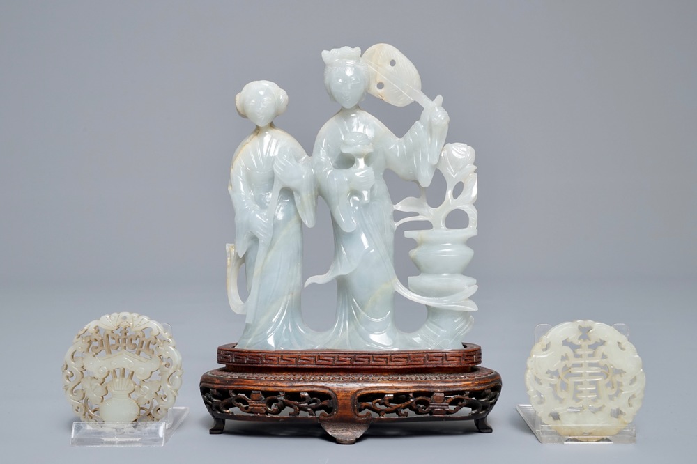 Een Chinese jade groep met twee dames en twee ajour broches, 19/20e eeuw