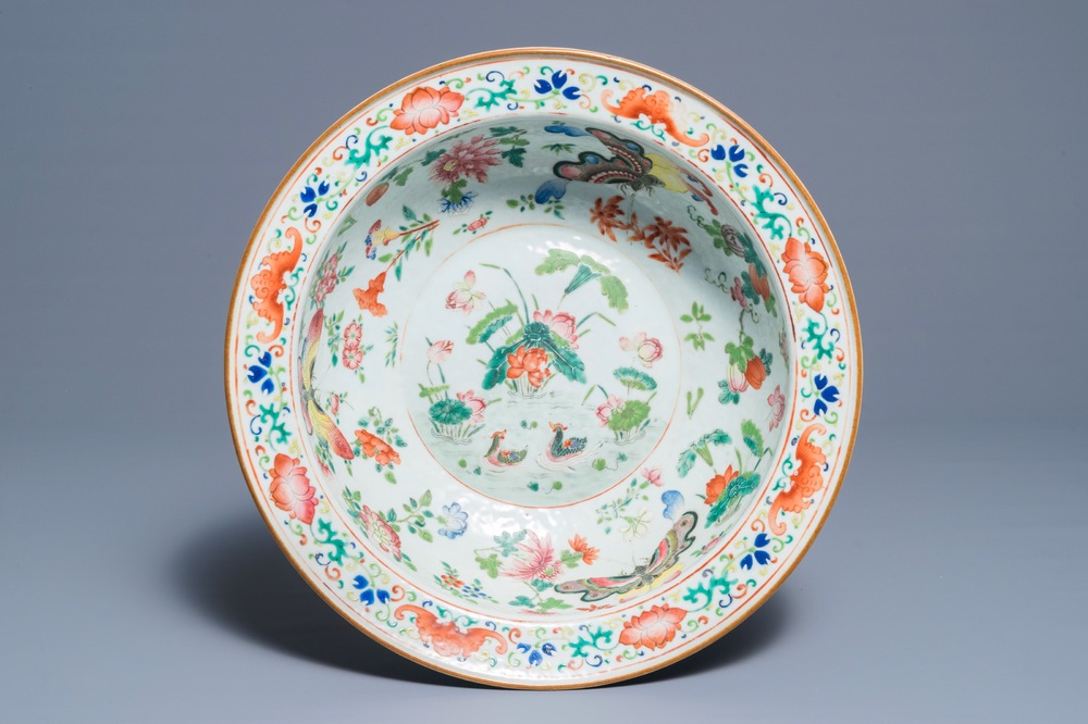 A Chinese famille rose bowl with ducks and butterflies, 19th C.