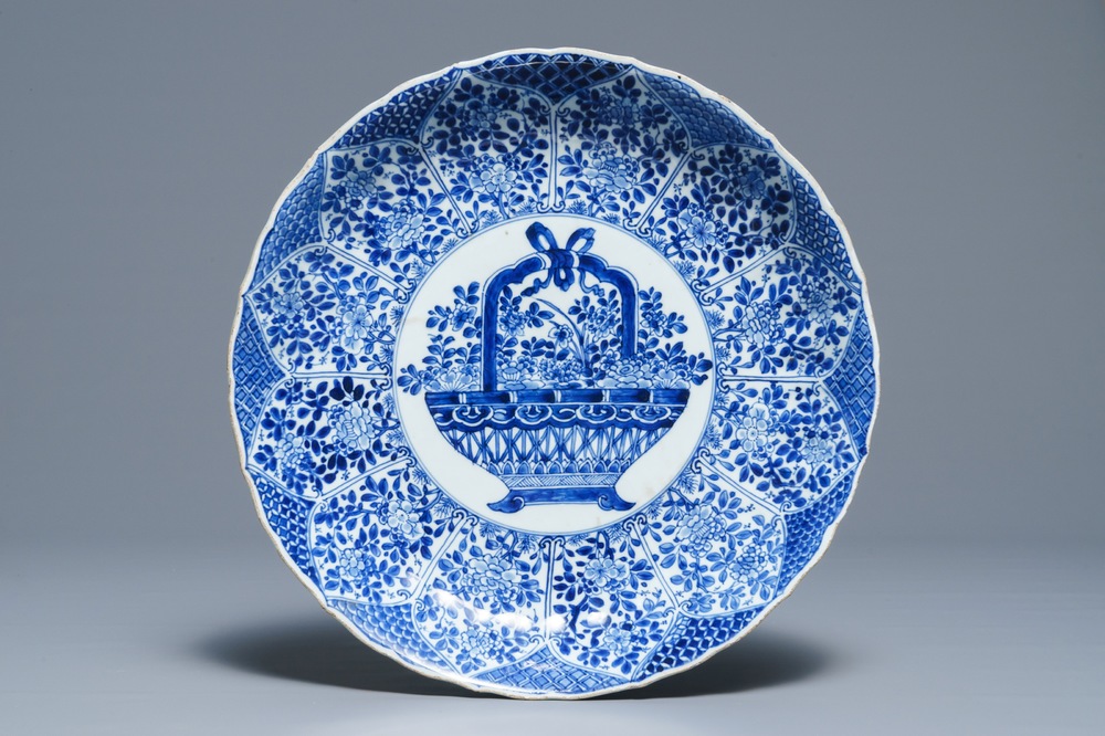 Un plat en porcelaine de Chine bleu et blanc &agrave; d&eacute;cor d'un panier fleuri, Kangxi
