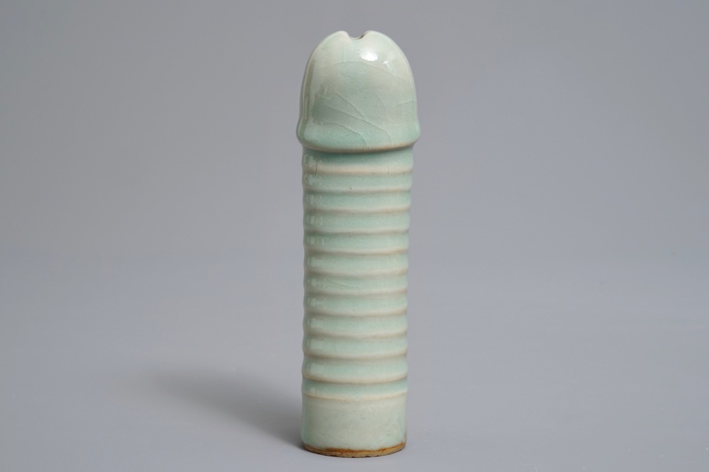 Un mod&egrave;le d'un phallus en porcelaine de Chine c&eacute;ladon de Longquan, Ming ou apr&egrave;s