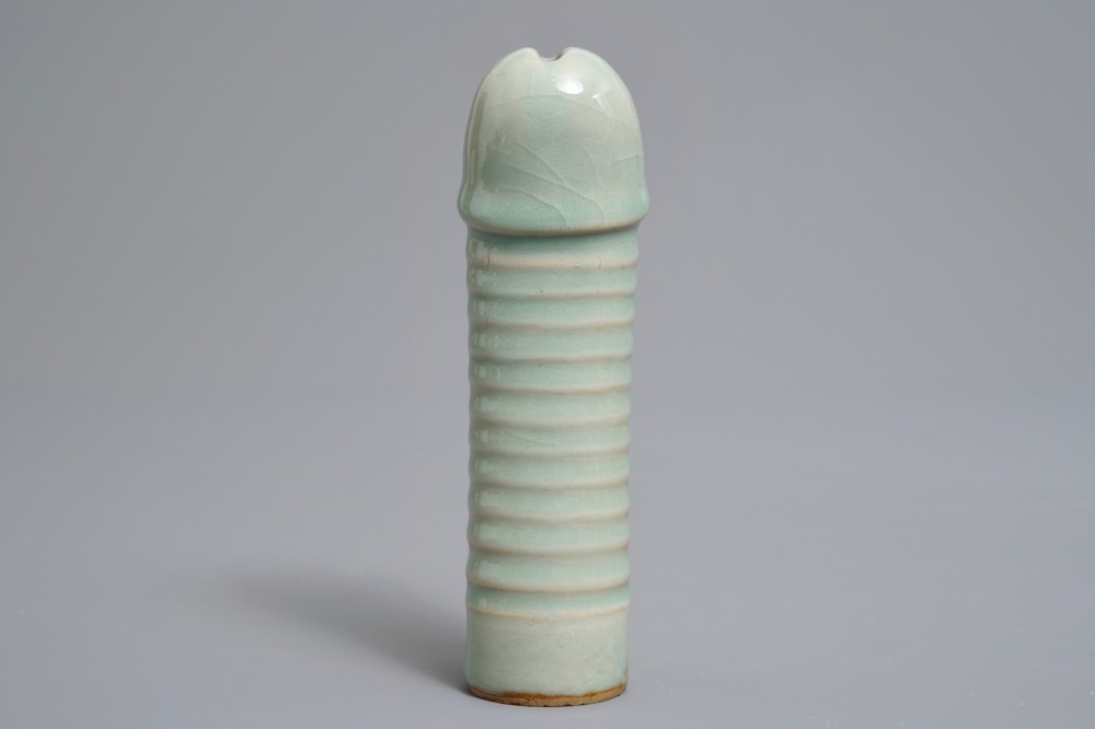 Een Chinees longquan celadon model van een fallus, Ming of later