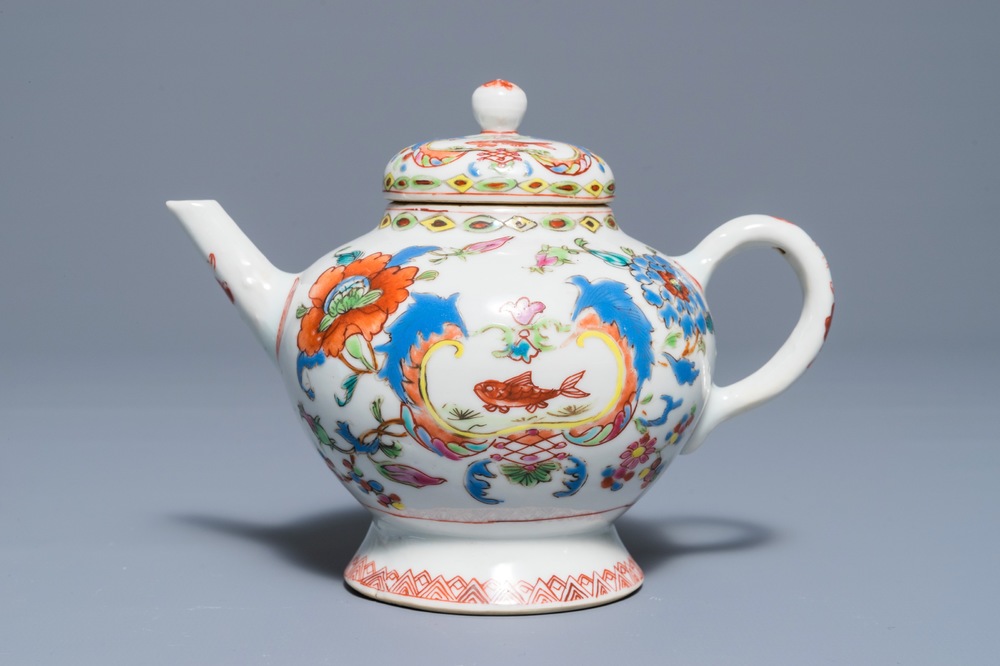 Une th&eacute;i&egrave;re couverte en porcelaine de Chine famille rose &agrave; d&eacute;cor 'Pompadour', Qianlong
