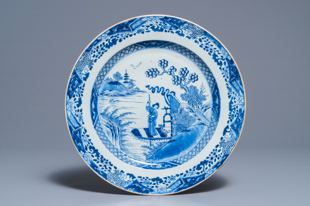 Un plat en porcelaine de Chine bleu et blanc &agrave; d&eacute;cor d'une femme dans un bateau, Qianlong