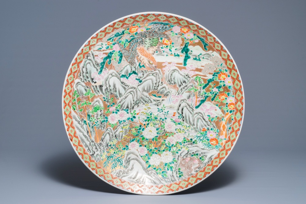 Un tr&egrave;s grand plat en porcelaine Imari de Japon &agrave; d&eacute;cor d'un aigle, marque de Chenghua, Meiji, 19&egrave;me