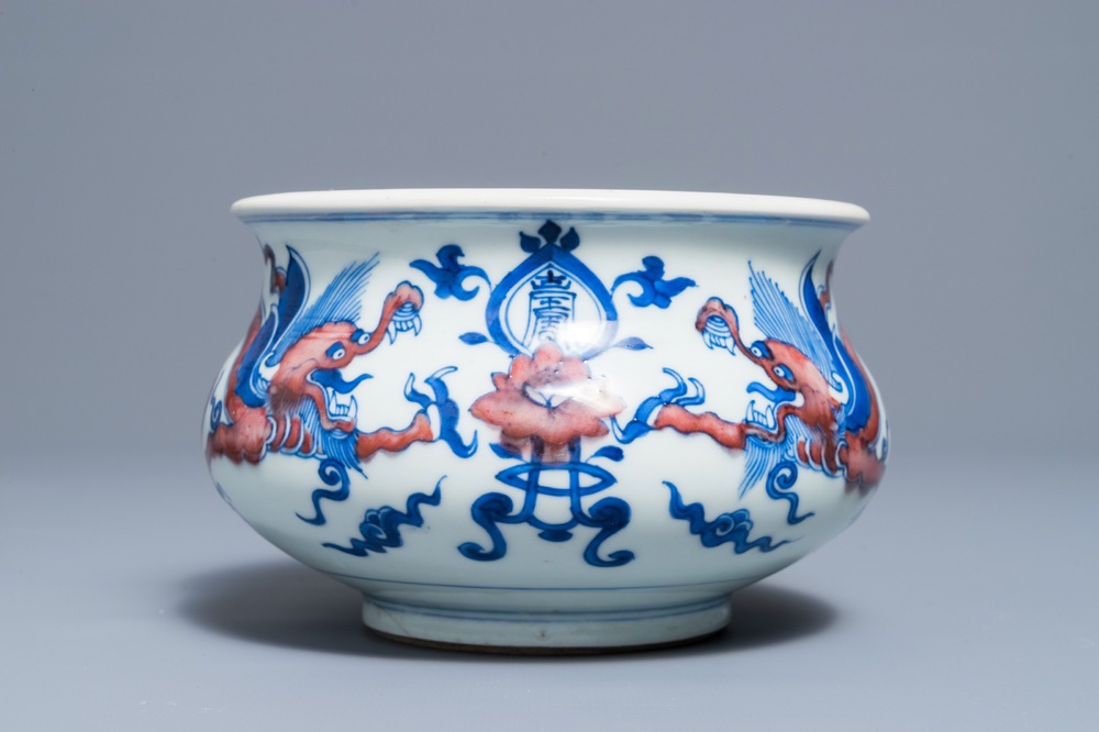 Un br&ucirc;le-parfum en porcelaine de Chine bleu, blanc et rouge &agrave; d&eacute;cor de dragons, Kangxi