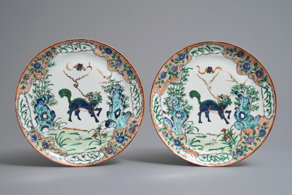 Une paire d'assiettes en porcelaine de Chine famille verte de Canton &agrave; d&eacute;cor de qilin, 19&egrave;me