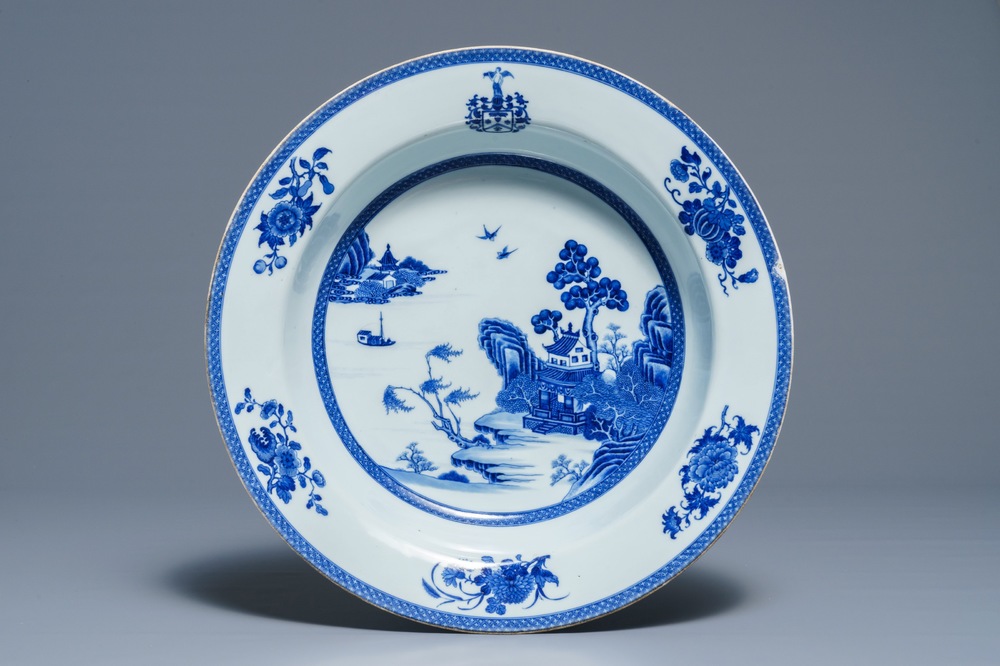 Een Chinese blauwwitte wapenschotel voor de Nederlandse markt, wapen van Toussaint, Qianlong
