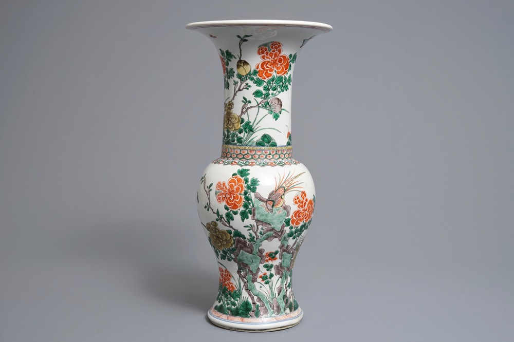 Un vase de forme yenyen en porcelaine de Chine famille verte, Kangxi