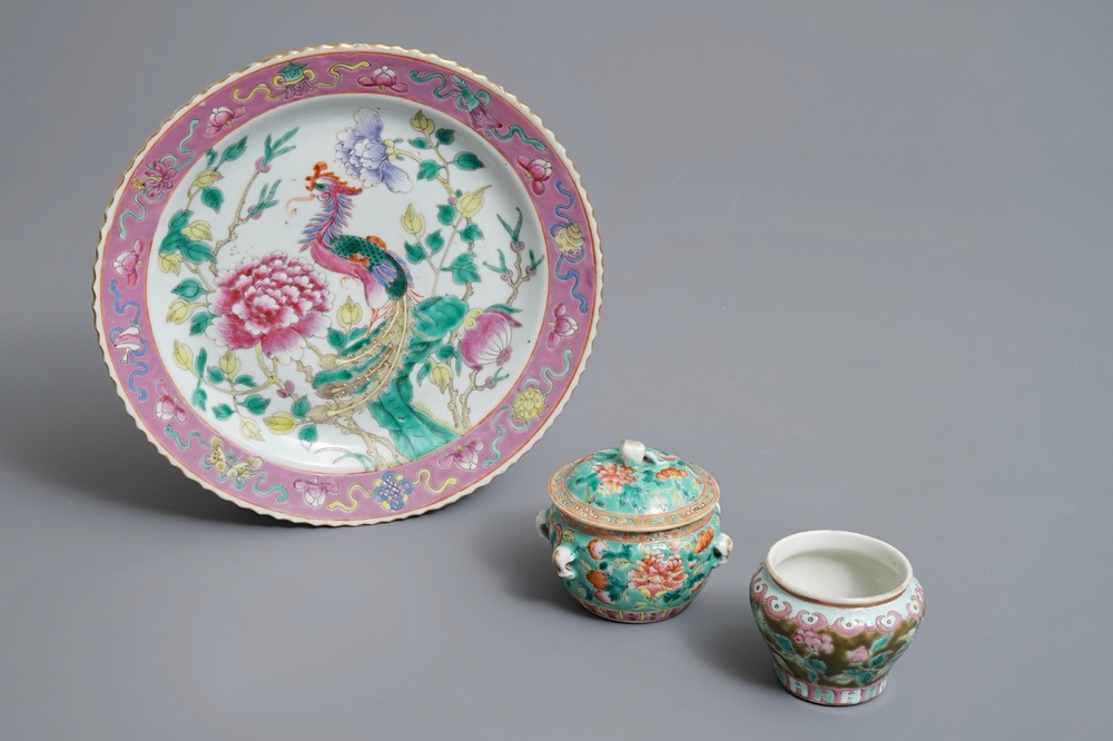 Drie stukken Chinees famille rose porselein voor de Straits of Peranakan markt, 19e eeuw