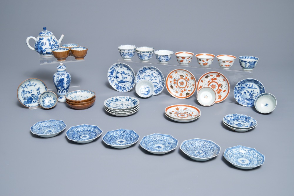 Un lot vari&eacute; en porcelaine de Chine bleu et blanc et polychrome, Kangxi/Qianlong