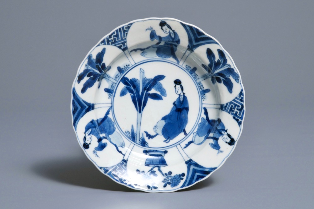 Un bol en porcelaine de Chine bleu et blanc &agrave; d&eacute;cor d'une longue dame, marque et &eacute;poque de Kangxi