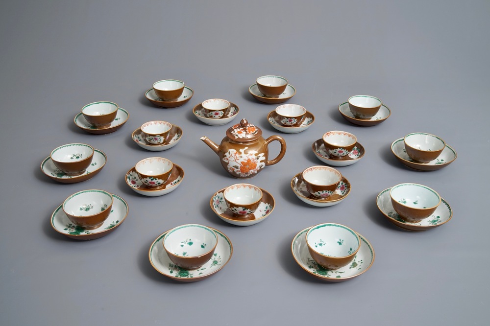 Une th&eacute;i&egrave;re et 17 tasses et soucoupes en porcelaine de Chine de style Imari &agrave; fond brun capucin, Qianlong