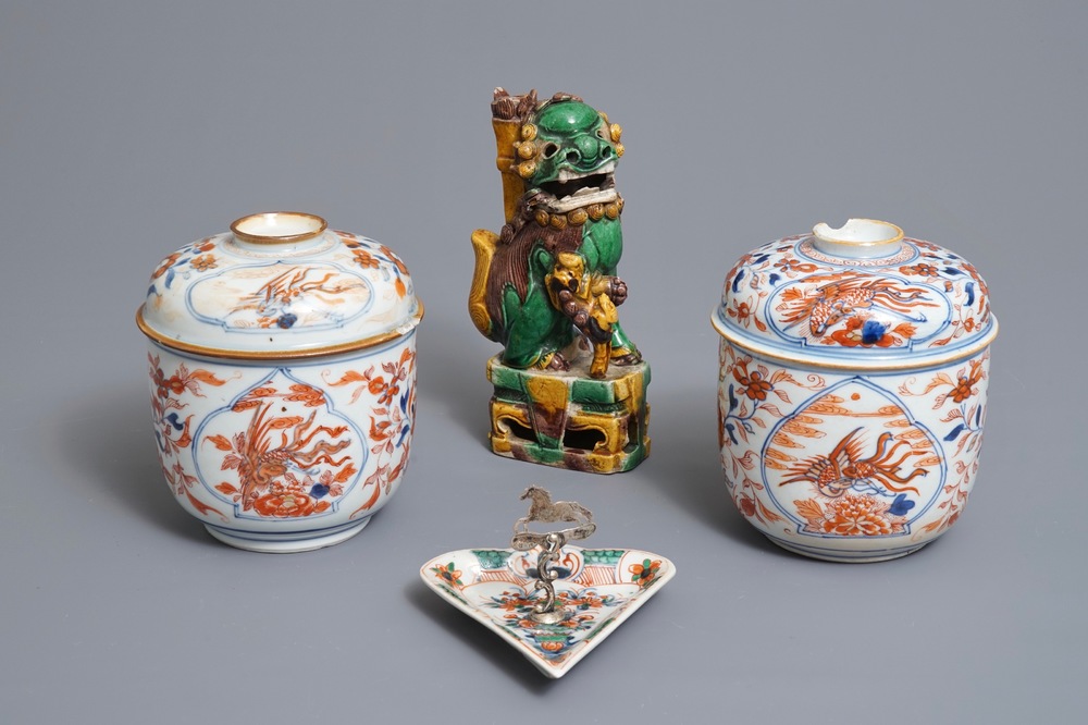 Een paar Chinese Imari-stijl dekselpotten, een hartvormig famille verte schaaltje en een sancai leeuw, Kangxi
