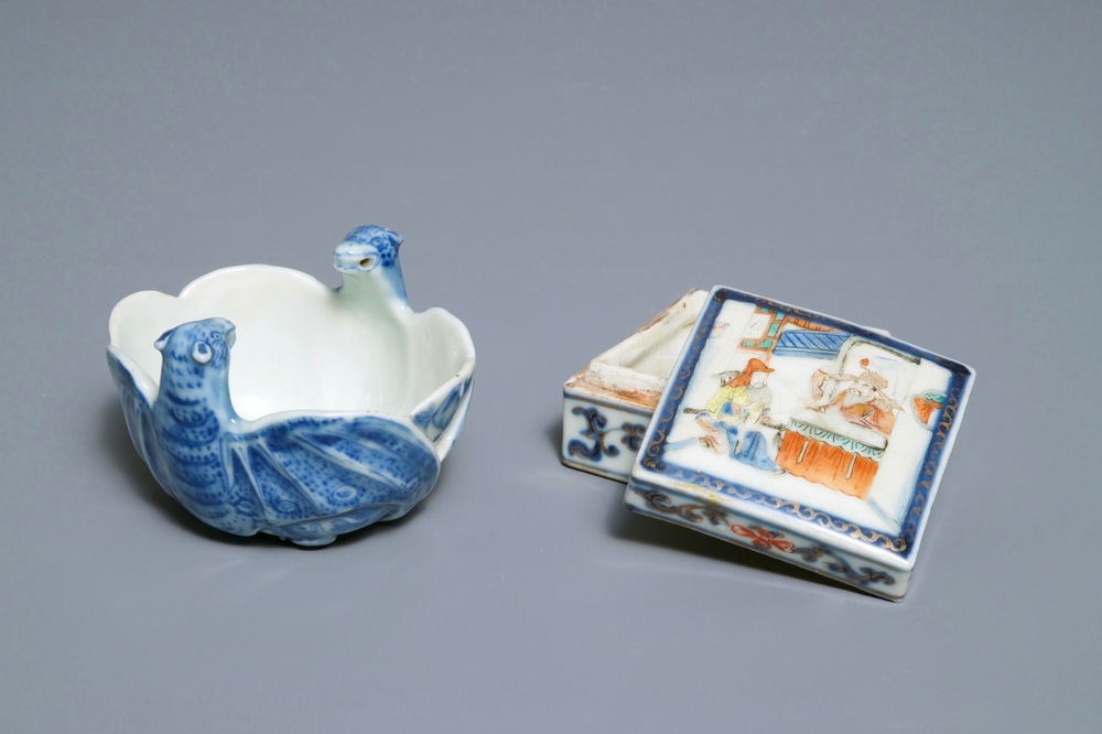 Un lave-pinceaux et une bo&icirc;te en porcelaine de Chine bleu et blanc et famille rose, Kangxi/Qianlong