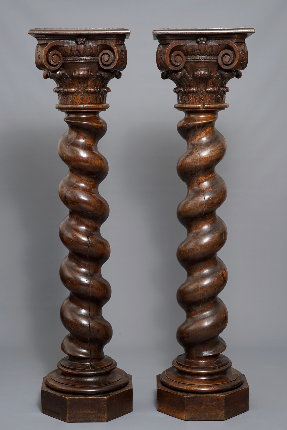 Une paire de colonnes en ch&ecirc;ne aux chapiteaux corinthiens, 18&egrave;me