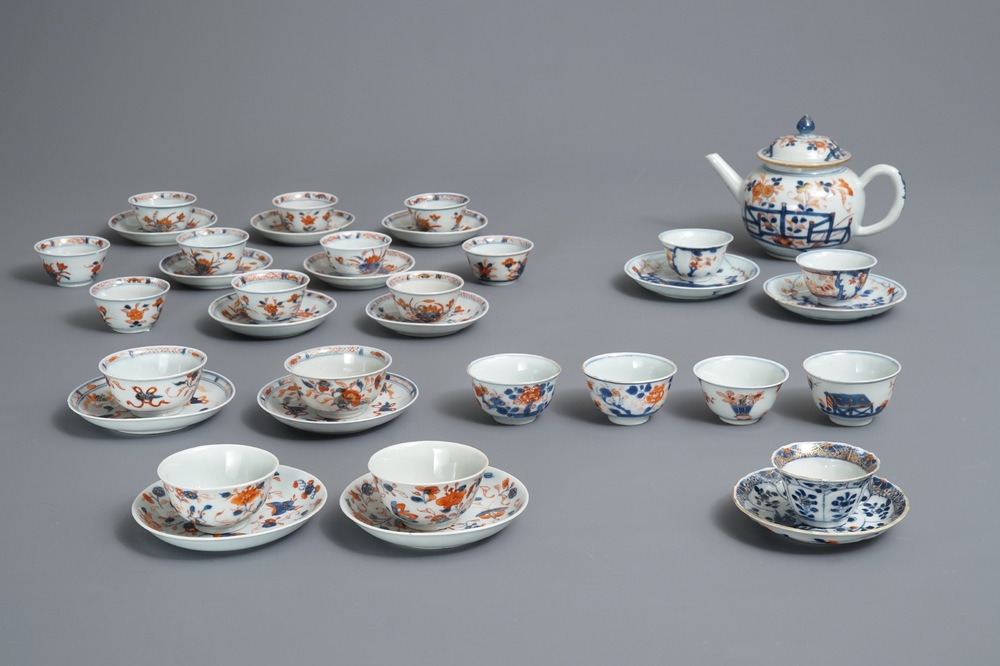 Une th&eacute;i&egrave;re, 21 tasses et 14 soucoupes en porcelaine de Chine de style Imari, Kangxi/Qianlong