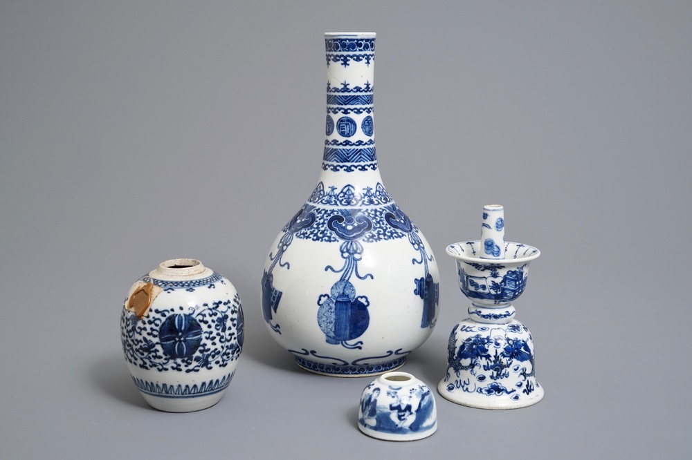 Twee Chinese blauwwitte vazen, een kandelaar en een penselenwasser, 19e eeuw