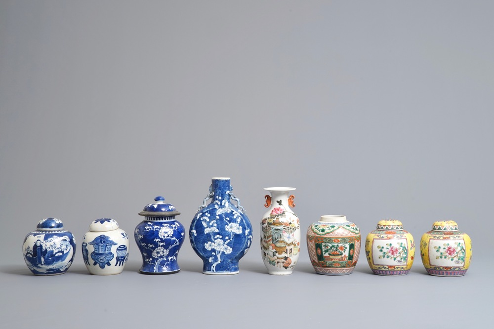 Acht Chinese blauwwitte, famille rose en qianjiang cai vaasjes, 19/20e eeuw