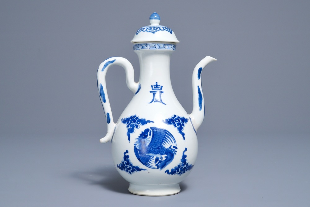 Een Chinese blauwwitte dekselkan met feniksen en Shou-karakters, Kangxi