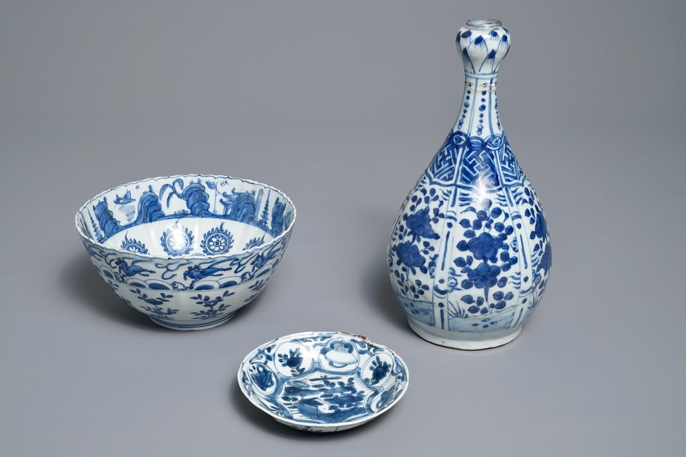 Een Chinese blauwwitte vaas, een gelobde kom en een kraakporseleinen bord, Wanli