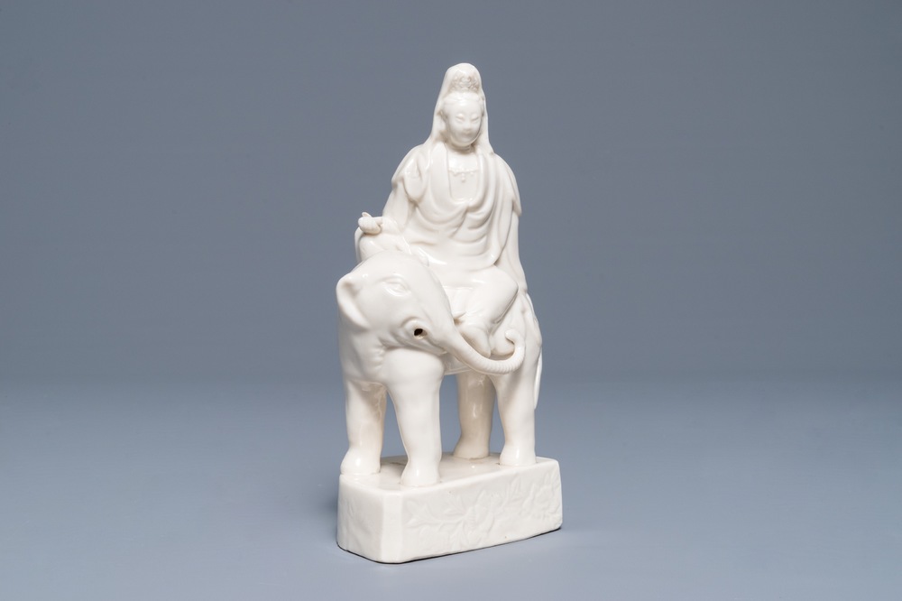 Un mod&egrave;le de Guanyin sur un &eacute;l&eacute;phant en porcelaine blanc de Chine de Dehua, Kangxi