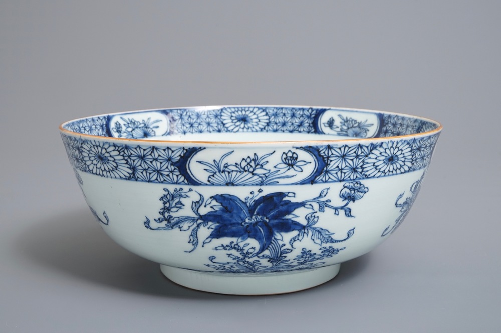 A Chinese blue and white floral bowl, Qianlong