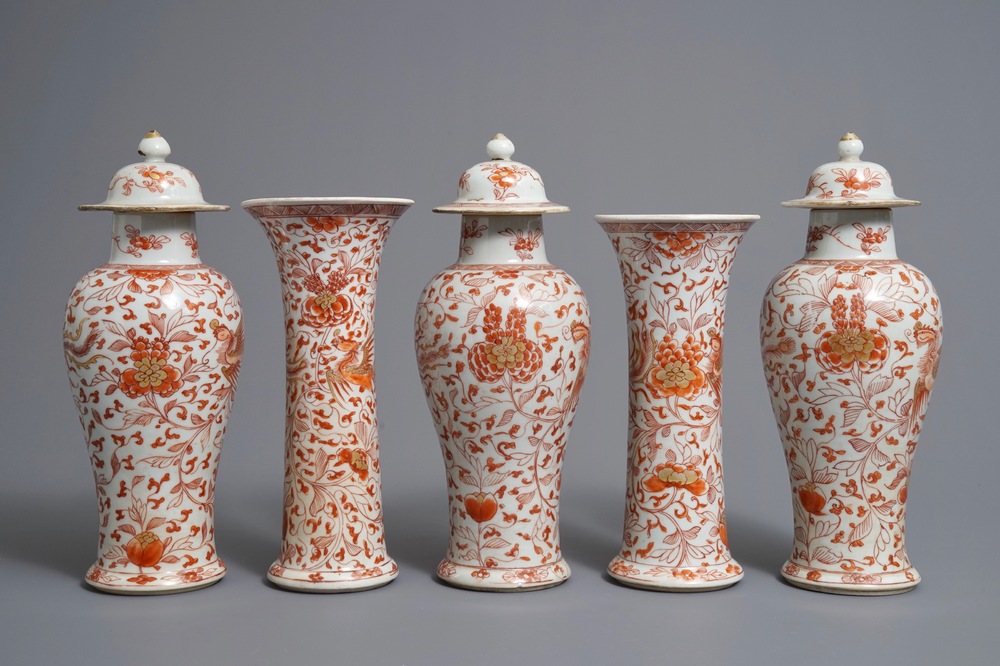 Une garniture de cinq vases en porcelaine de Chine 'lait et sang', Kangxi