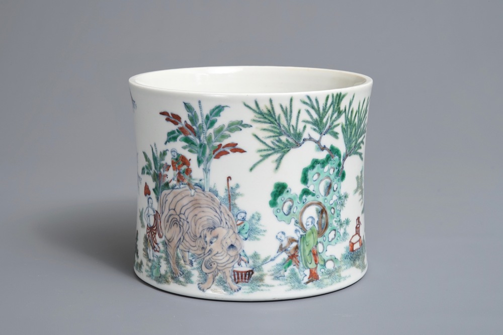 A Chinese doucai brush pot with an elephant, 19/20th C.