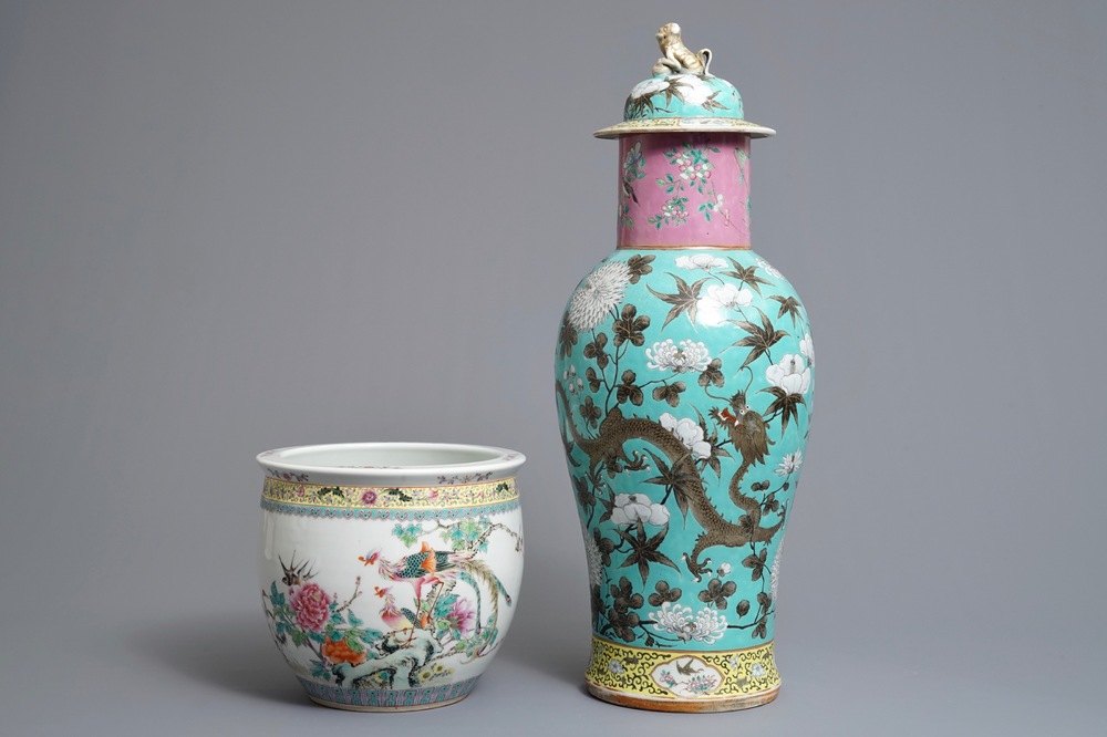 Un vase couvert et une jardini&egrave;re en porcelaine de Chine famille rose, 19/20&egrave;me