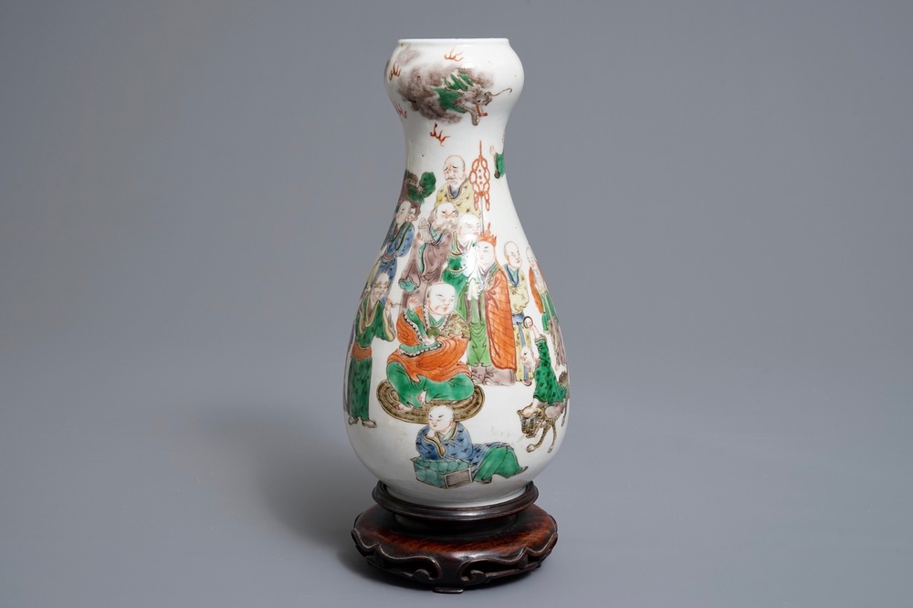 Un vase de forme bouteille en porcelaine de Chine famille verte, 19&egrave;me