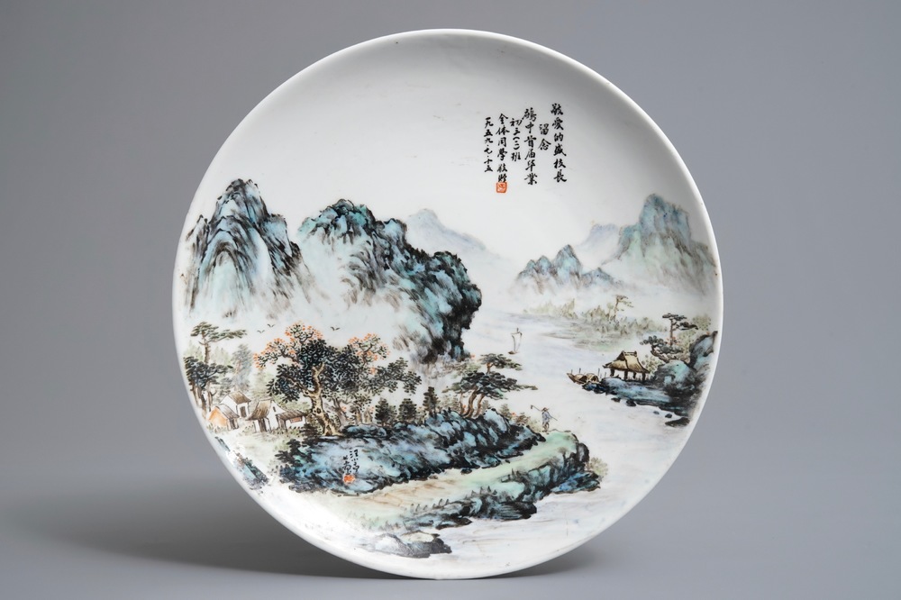Un plat en porcelaine de Chine qianjiang cai &agrave; inscription de Wang Ye Ting, 20&egrave;me