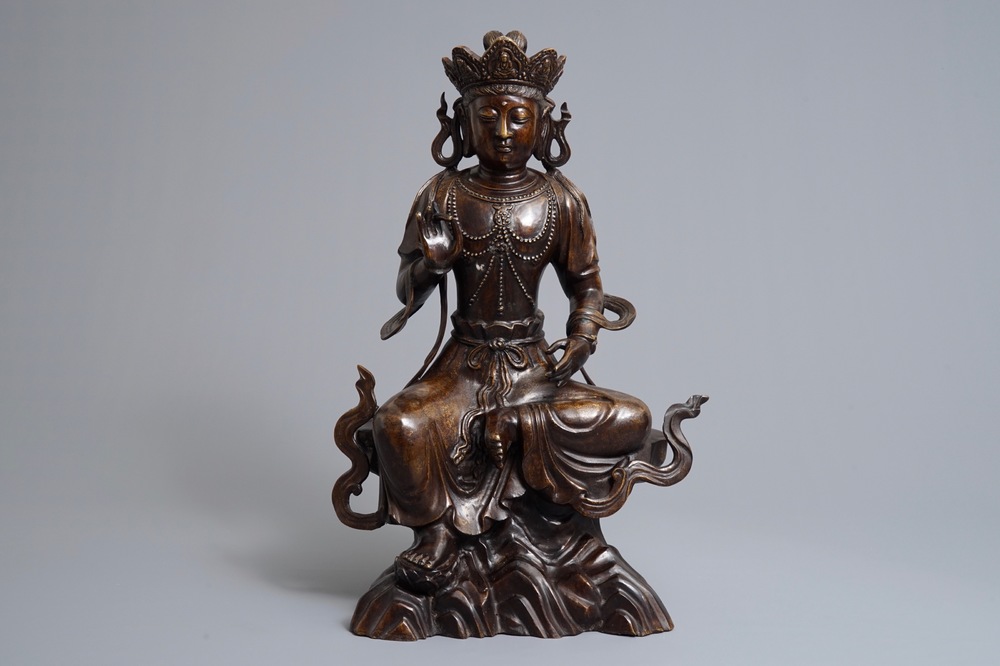 Een grote Chinese bronzen figuur van Guanyin op troon met ingelegd decor, 19/20e eeuw