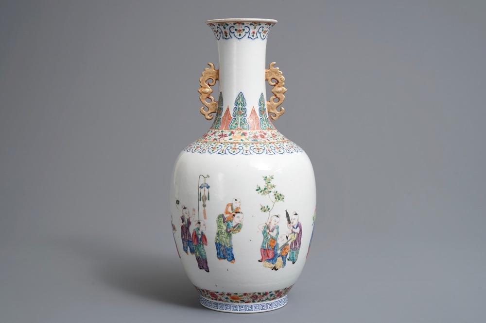 Un vase en porcelaine de Chine famille rose &agrave; d&eacute;cor de gar&ccedil;ons jouants, 19/20&egrave;me