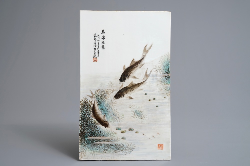 Une plaque en porcelaine de Chine qianjiang cai &agrave; d&eacute;cor de poissons d'apr&egrave;s Deng Bishan, 20&egrave;me