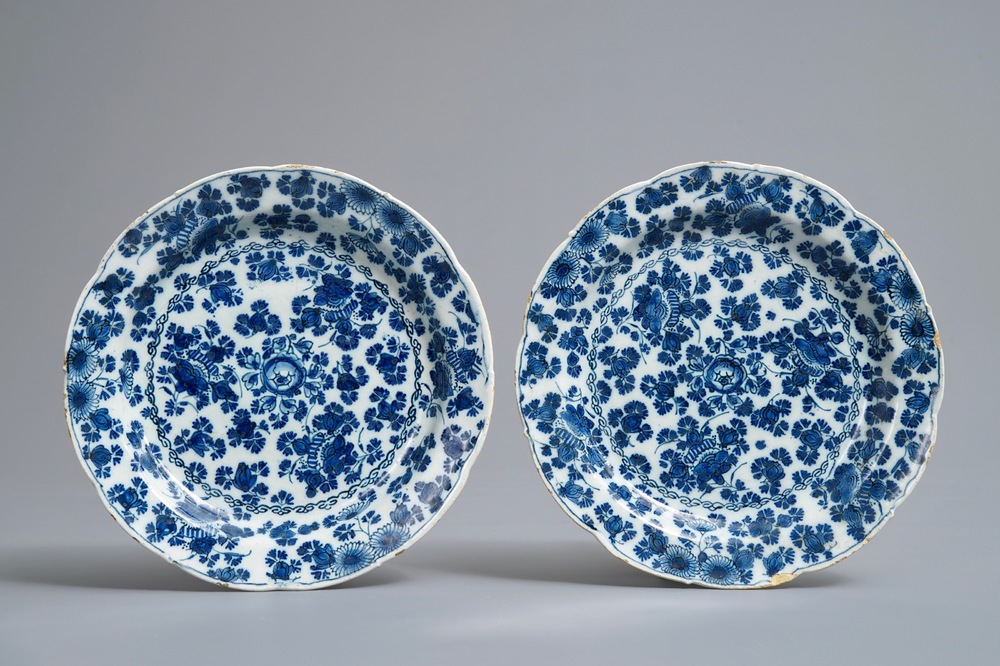 Une paire d'assiettes &agrave; d&eacute;cor 'millefleurs' en fa&iuml;ence de Delft bleu et blanc, 17/18&egrave;me
