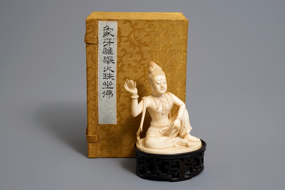 Een Chinese ivoren figuur van Guanyin op houten sokkel met originele doos, Republiek, vroeg 20e eeuw