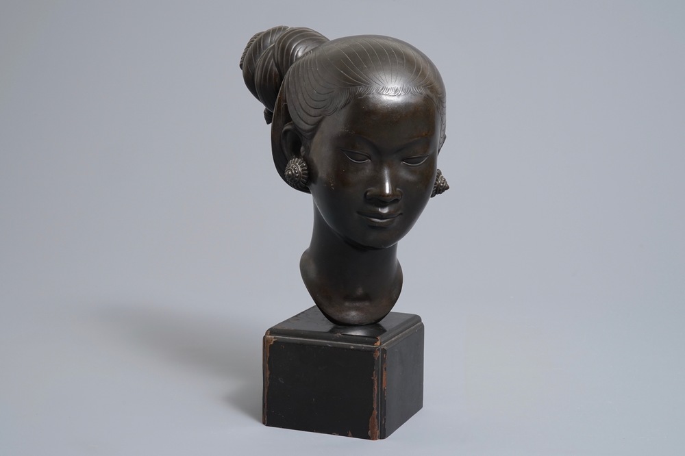 Nguyen Thanh Le (Vietnam, 1919-2006), T&ecirc;te d'une jeune femme en bronze sur socle en bois