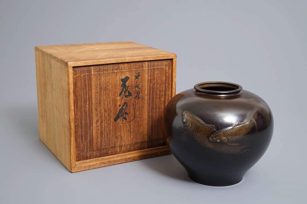 Un vase globulaire en bronze &agrave; d&eacute;cor de ko&iuml; en relief, &eacute;poque Meiji/Taisho, 1&egrave;re moiti&eacute; du 20&egrave;me