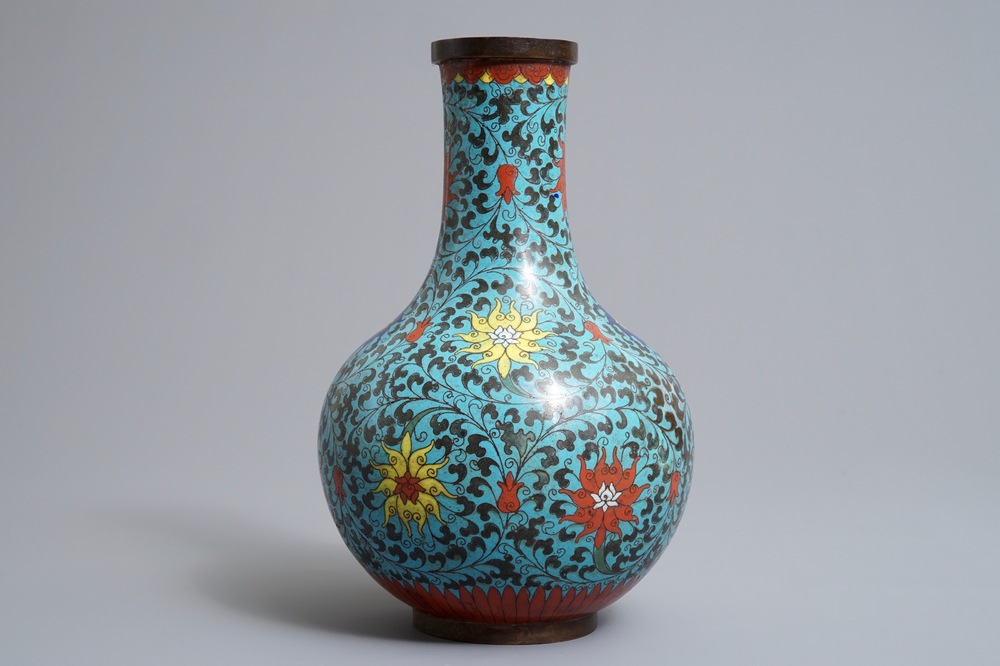Un vase de forme bouteille en &eacute;maux cloisonn&eacute;s &agrave; d&eacute;cor de lotus, marque Da Ming Nian Zhi, Ming/Qing