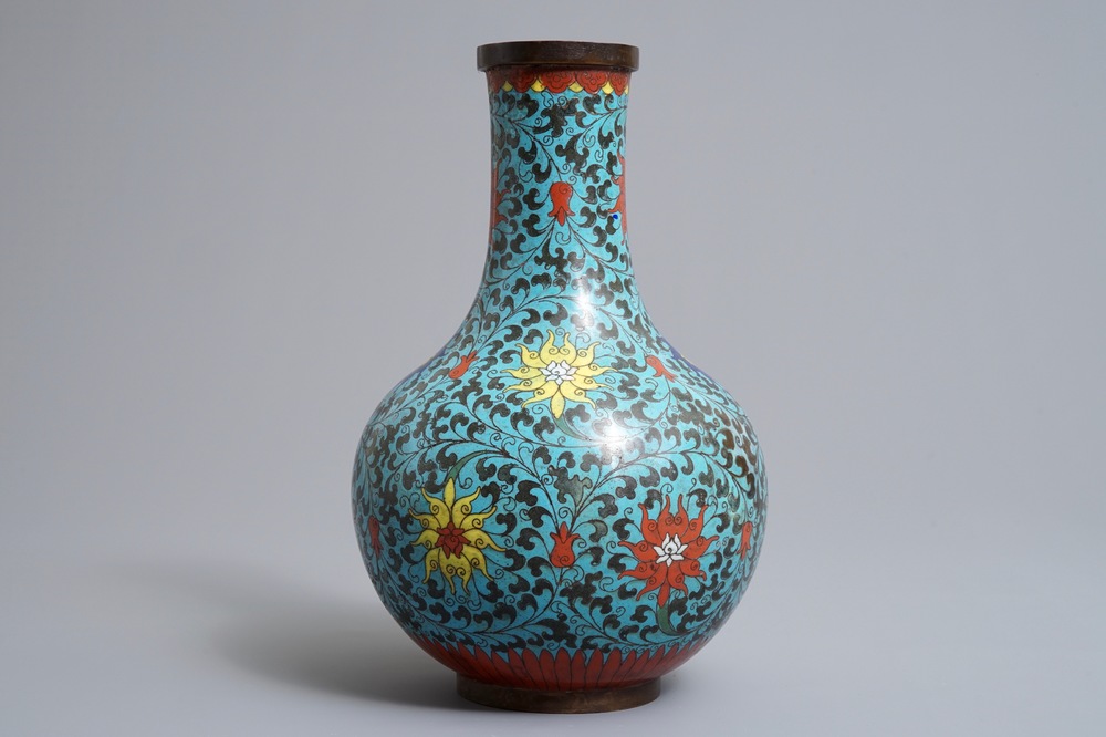 Een Chinese flesvormige cloisonn&eacute; vaas met lotusslingers, Da Ming Nian Zhi merk, Ming/Qing