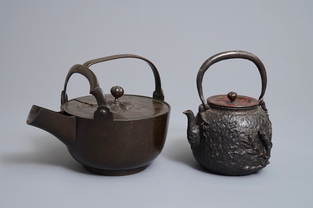 Deux verseuses tetsubin en fonte de fer et bronze, Japon, Meiji, 19&egrave;me