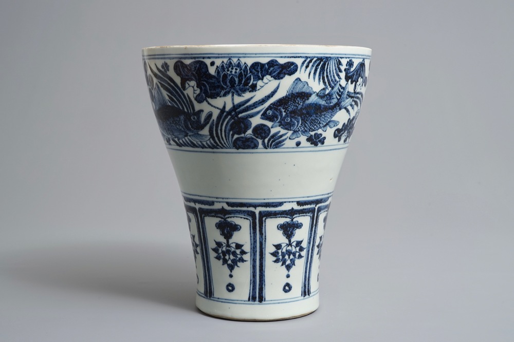 Un vase de forme meiping coup&eacute; en porcelaine de Chine bleu et blanc de style Yuan, 19/20&egrave;me