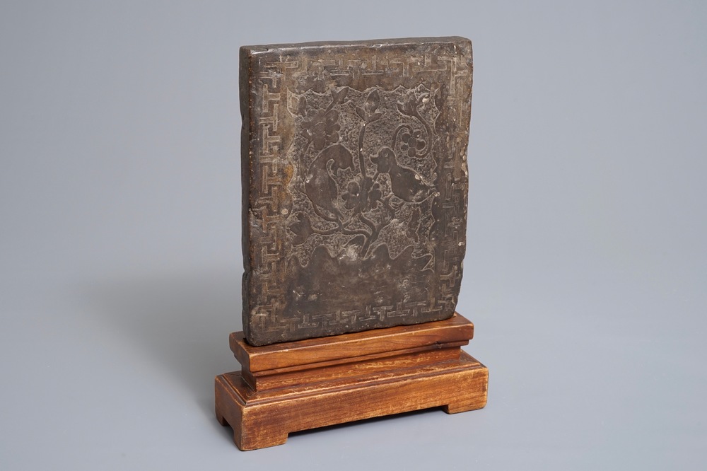 Une tablette en pierre sculpt&eacute;e &agrave; inscription, Qing ou avant